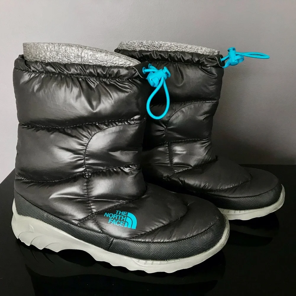 The iconic North Face Bootie is keep your feet warm during cold winter. - Picture 5 of 15